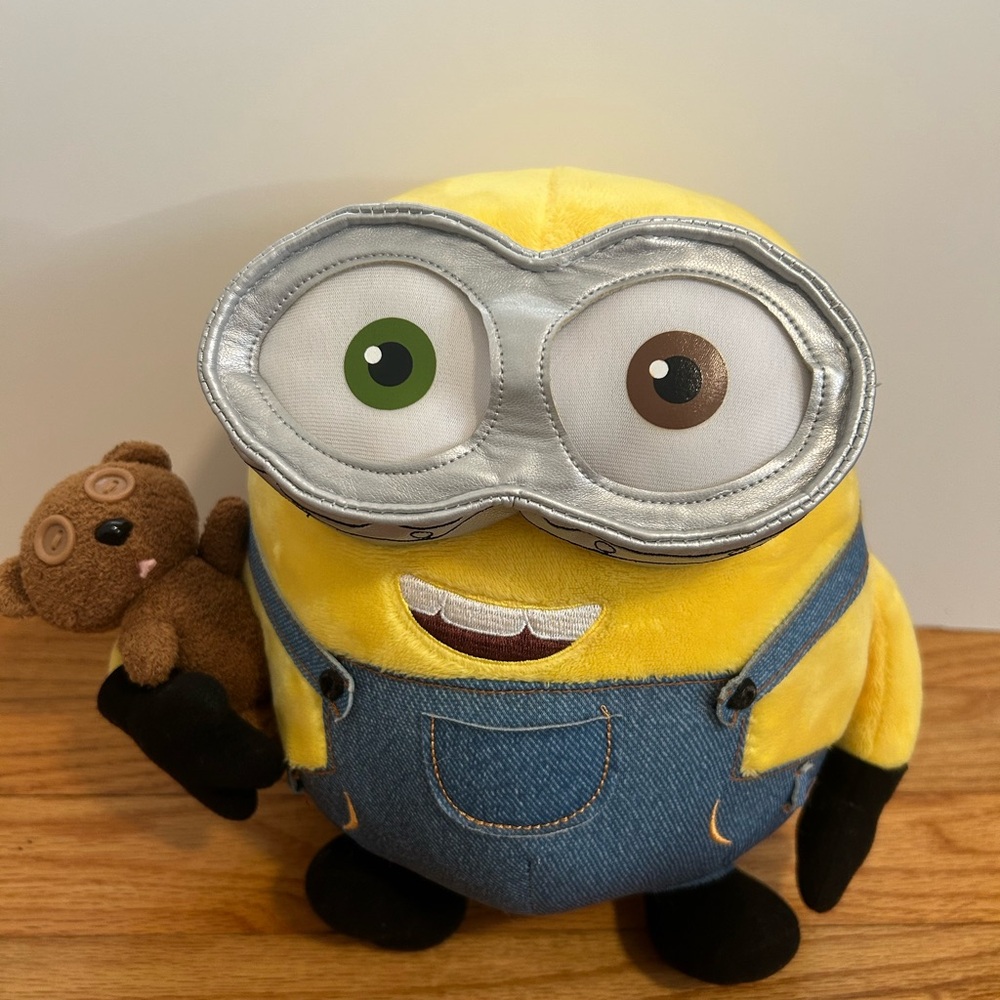 NEW Universal Studios Exclusive Despicable Me Minion Bob with Teddy Bear Plush